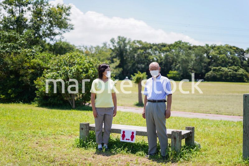 ソーシャルディスタンスを確保しコロナウイルス感染を予防する高齢者