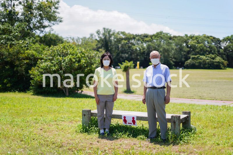 ソーシャルディスタンスを確保しコロナウイルス感染を予防する高齢者