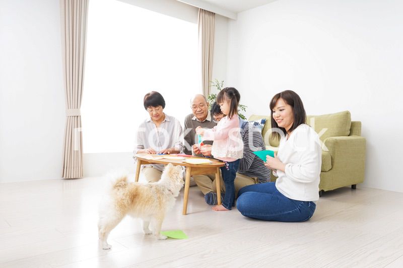 折り紙で遊ぶ子供と家族