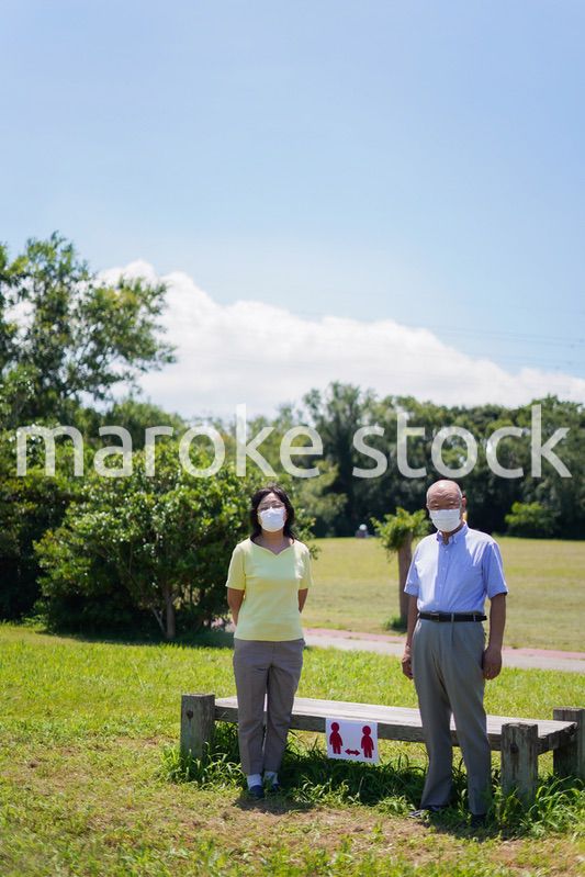 ソーシャルディスタンスを確保しコロナウイルス感染を予防する高齢者