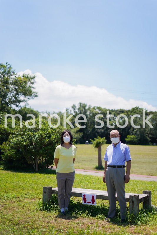 ソーシャルディスタンスを確保しコロナウイルス感染を予防する高齢者