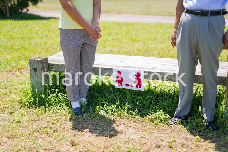 ソーシャルディスタンスを確保しコロナウイルス感染を予防する高齢者