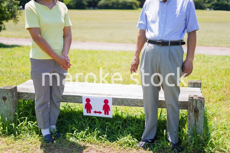 ソーシャルディスタンスを確保しコロナウイルス感染を予防する高齢者