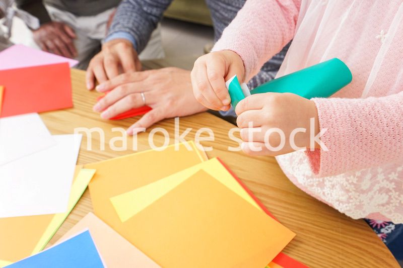 折り紙をする子ども