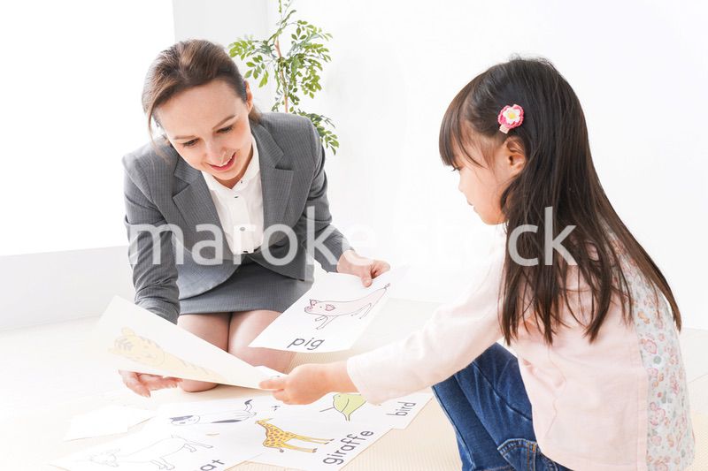 ネイティブスピーカーと英語を勉強する子ども