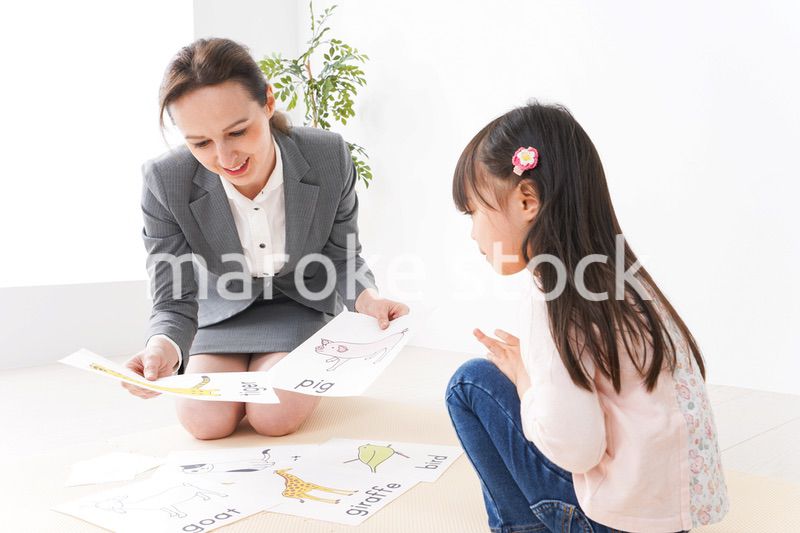 英語教室でネイティブ教師の授業を受ける子ども