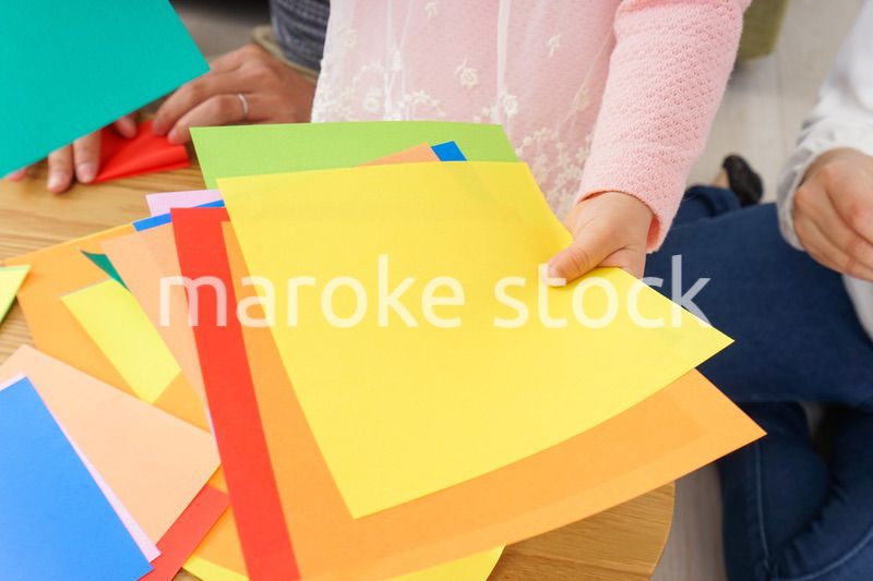 折り紙をする子ども