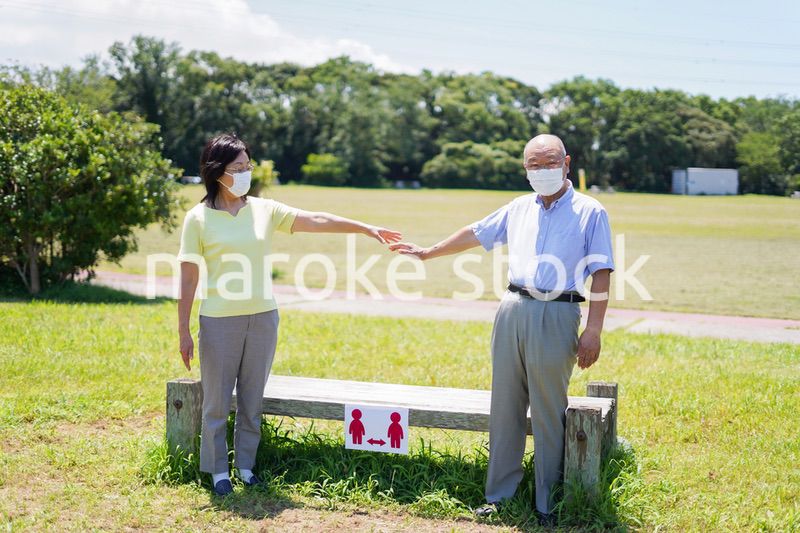 ソーシャルディスタンスを確保しコロナウイルス感染を予防する高齢者