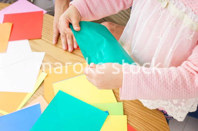 折り紙をする子ども