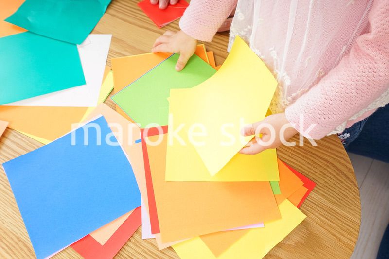 折り紙をする子ども
