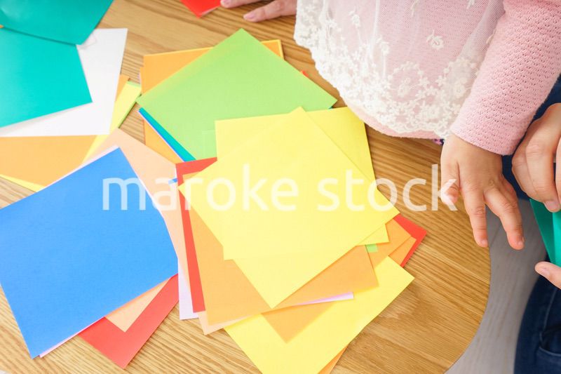 折り紙をする子ども