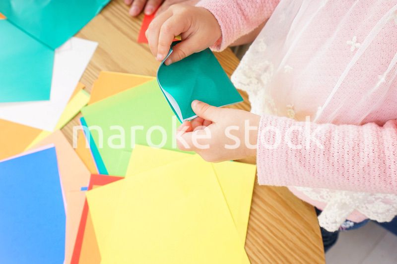折り紙をする子ども