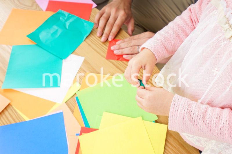 折り紙をする子ども