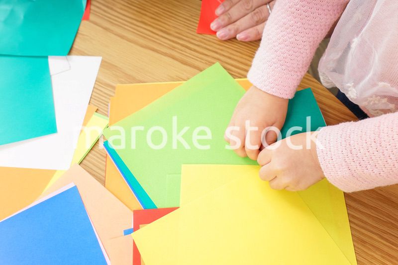 折り紙をする子ども