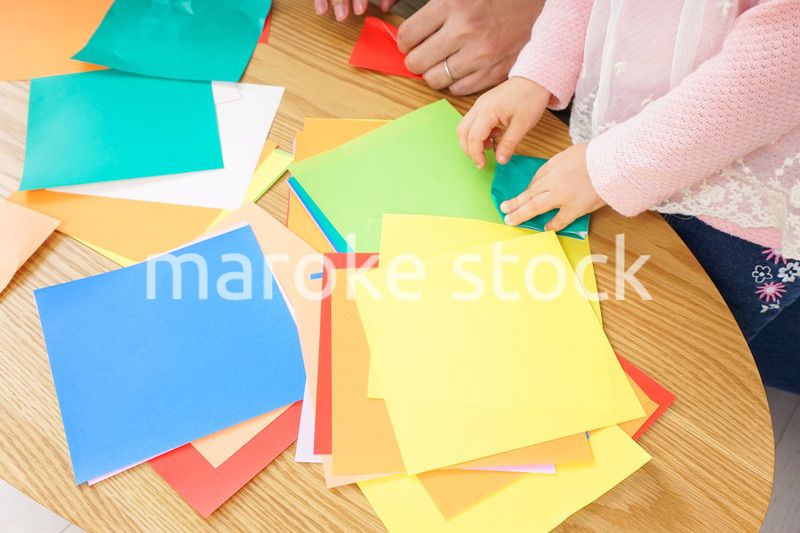 折り紙をする子ども