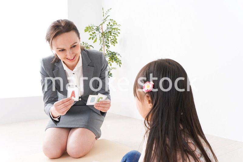 英語教室でネイティブ教師の授業を受ける子ども