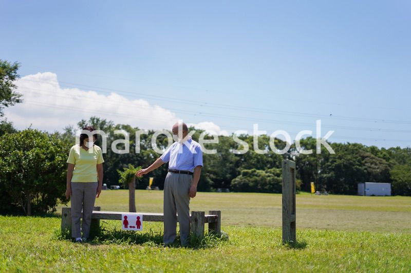 ソーシャルディスタンスを確保しコロナウイルス感染を予防する高齢者