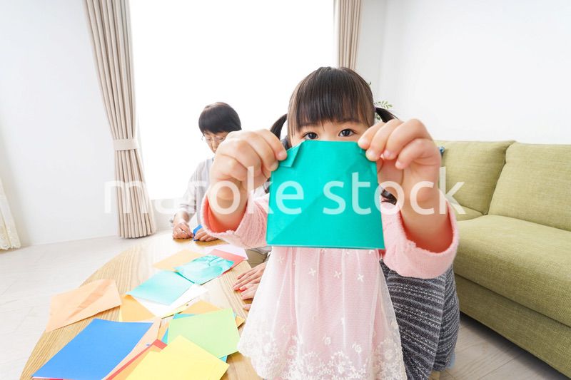 折り紙で遊ぶ子供と家族