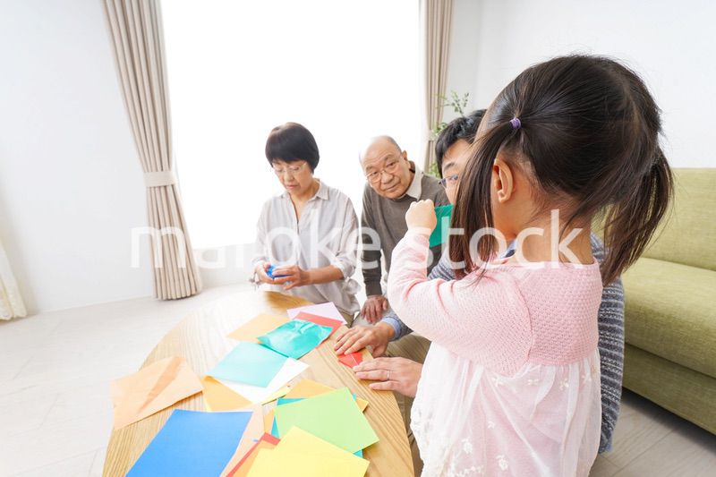 折り紙で遊ぶ子供と家族
