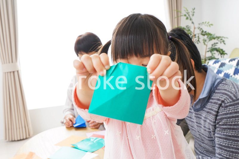 折り紙で遊ぶ子供と家族