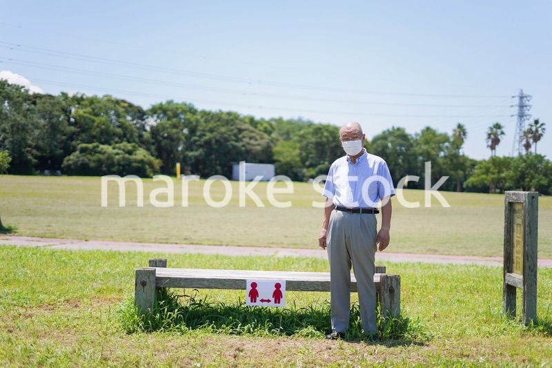 ソーシャルディスタンスを確保する高齢の男性