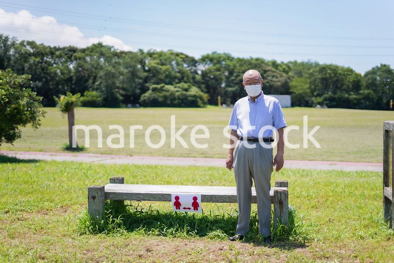 ソーシャルディスタンスを確保する高齢の男性