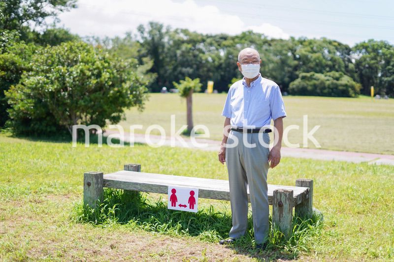 ソーシャルディスタンスを確保する高齢の男性