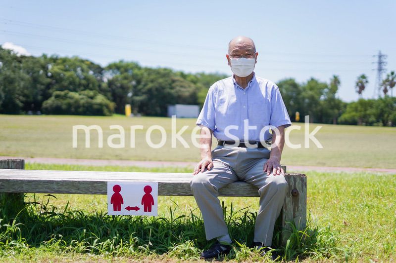 ソーシャルディスタンスを確保する高齢の男性