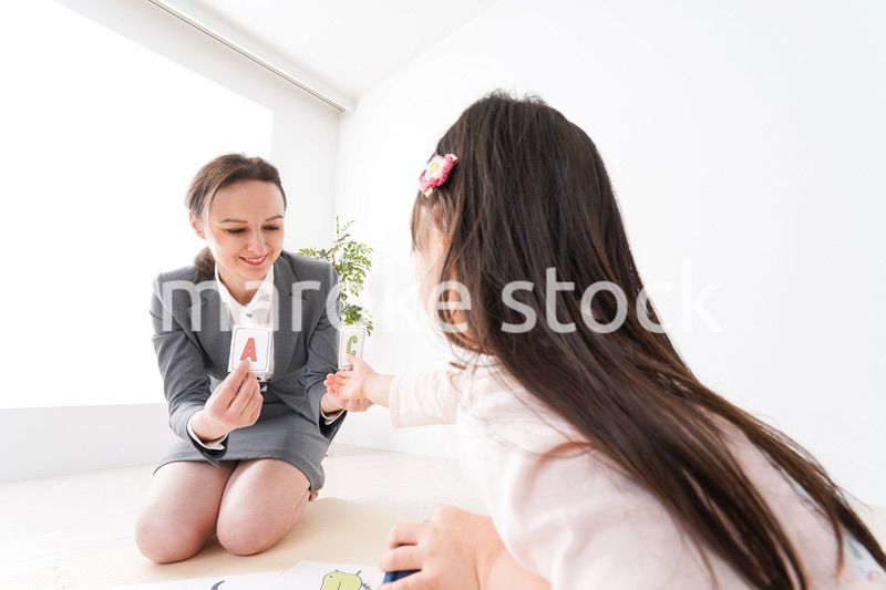 ネイティブスピーカーと英語を勉強する子ども