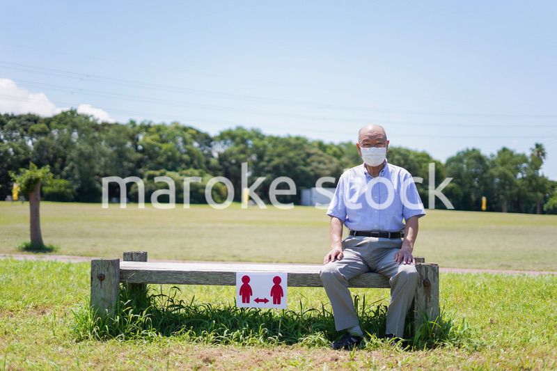 ソーシャルディスタンスを確保する高齢の男性
