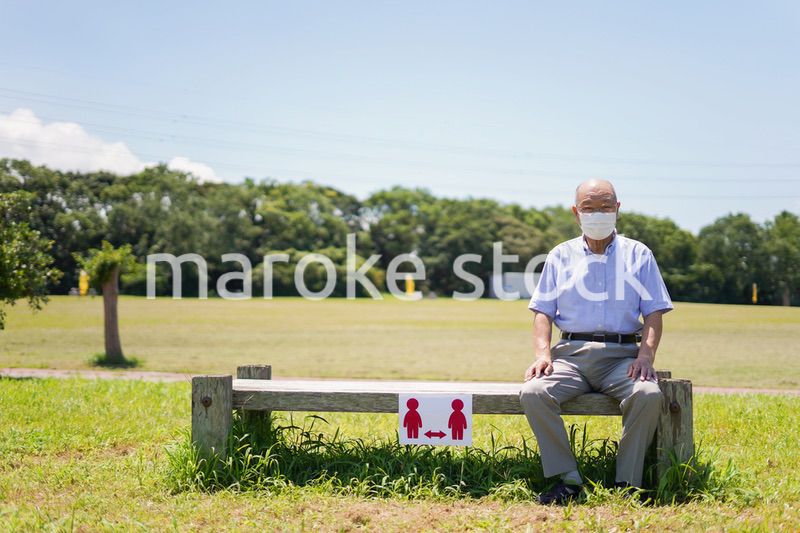 ソーシャルディスタンスを確保する高齢の男性