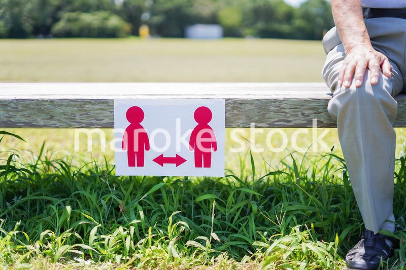 ソーシャルディスタンスを確保する高齢の男性