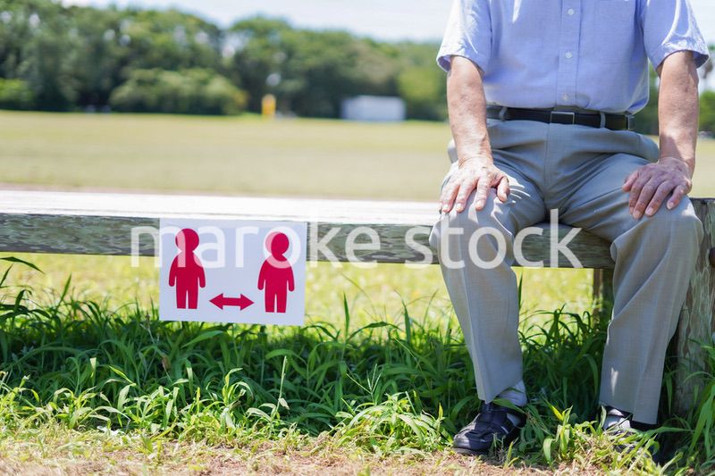 ソーシャルディスタンスを確保する高齢の男性