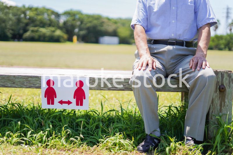 ソーシャルディスタンスを確保する高齢の男性