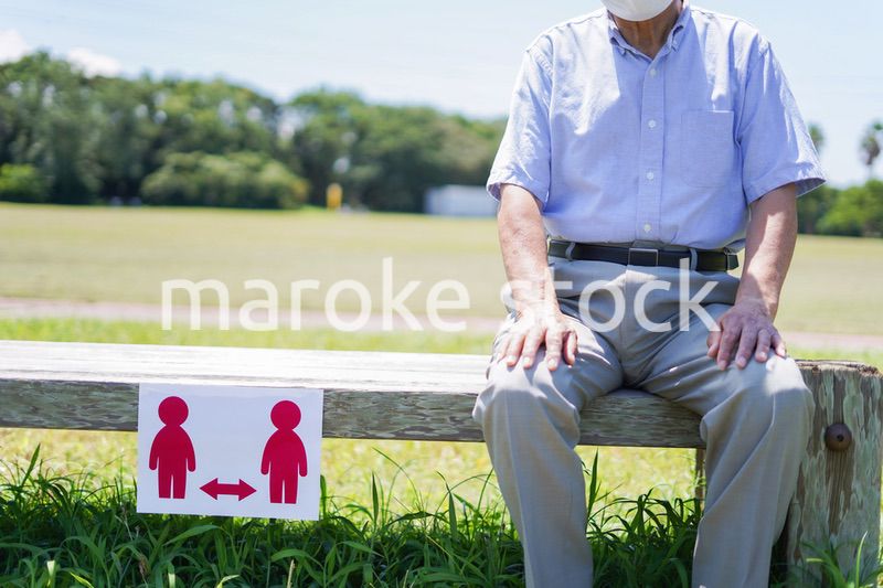 ソーシャルディスタンスを確保する高齢の男性