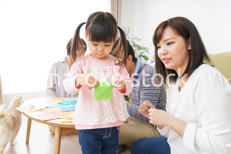 折り紙で遊ぶ子供と家族