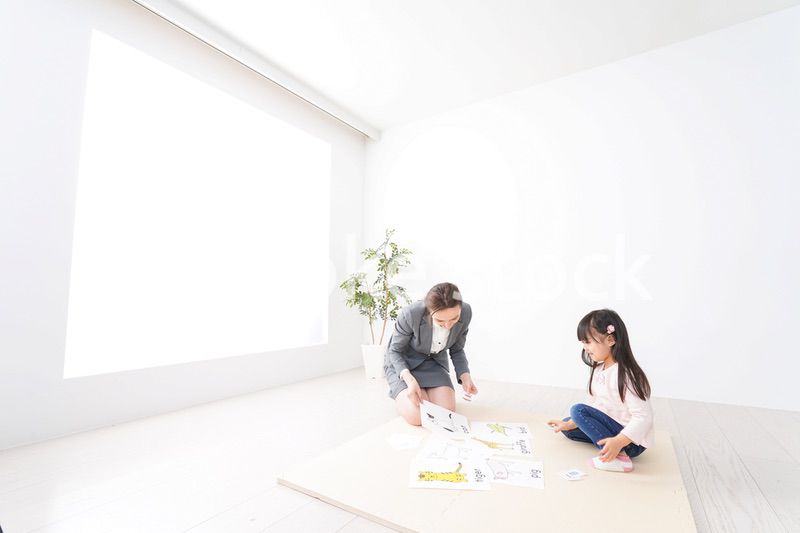 英語教室でネイティブ教師の授業を受ける子ども