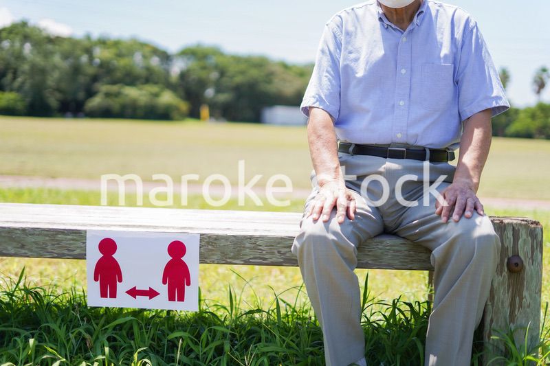 ソーシャルディスタンスを確保する高齢の男性