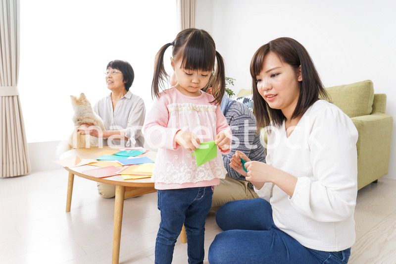 折り紙で遊ぶ子供と家族