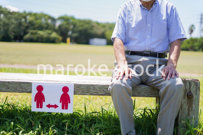 ソーシャルディスタンスを確保する高齢の男性