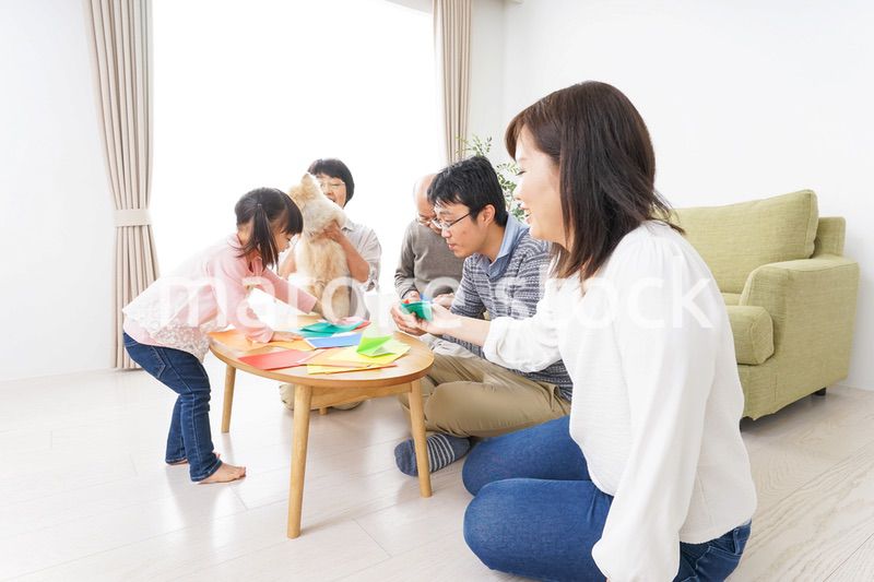 折り紙で遊ぶ子供と家族