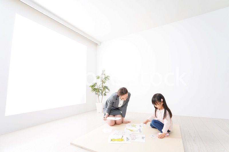 英語教室でネイティブ教師の授業を受ける子ども