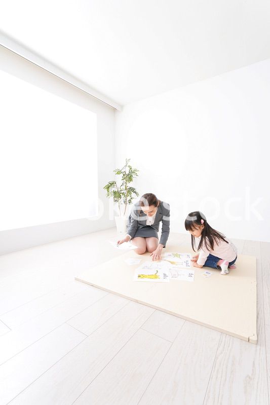 ネイティブスピーカーと英語を勉強する子ども