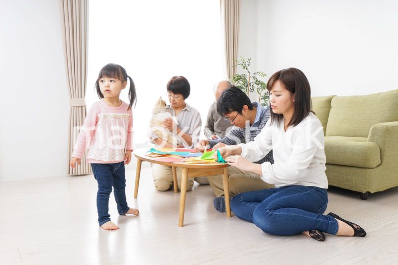 折り紙で遊ぶ子供と家族