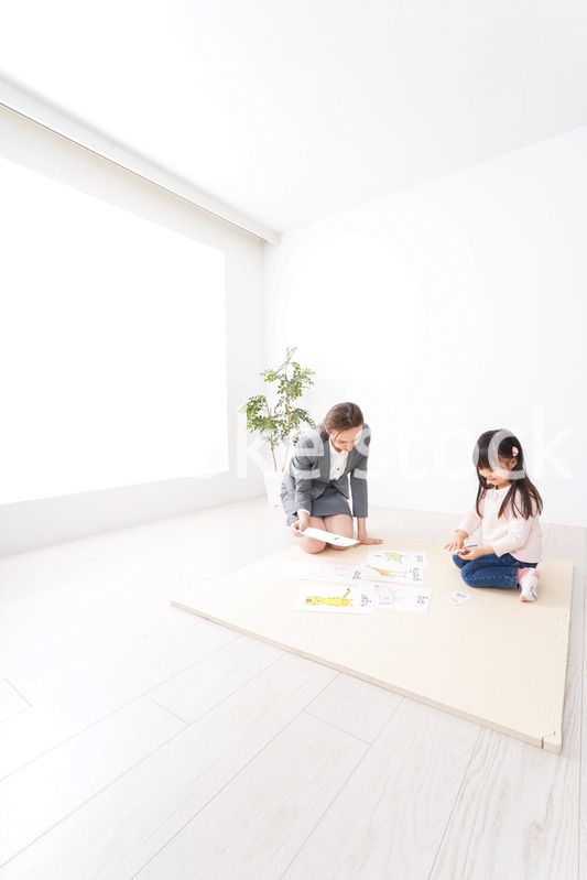 英語教室でネイティブ教師の授業を受ける子ども