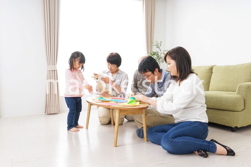 折り紙で遊ぶ子供と家族