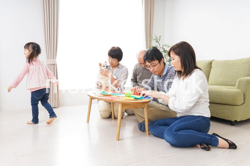 折り紙で遊ぶ子供と家族