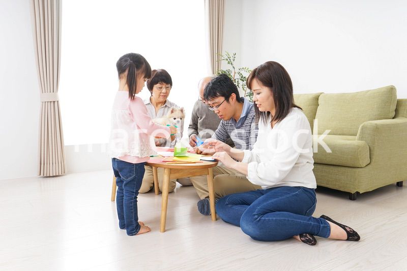 折り紙で遊ぶ子供と家族