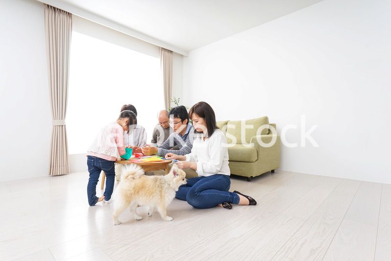 折り紙で遊ぶ子供と家族