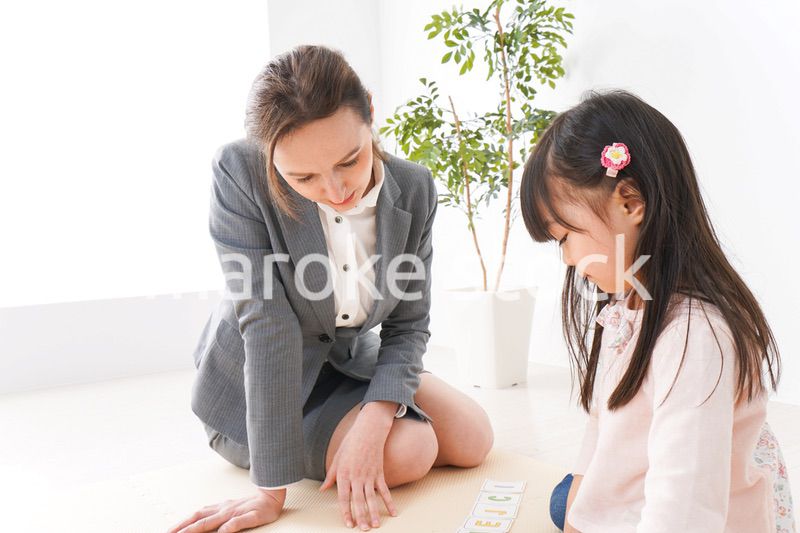 ネイティブスピーカーと英語を勉強する子ども